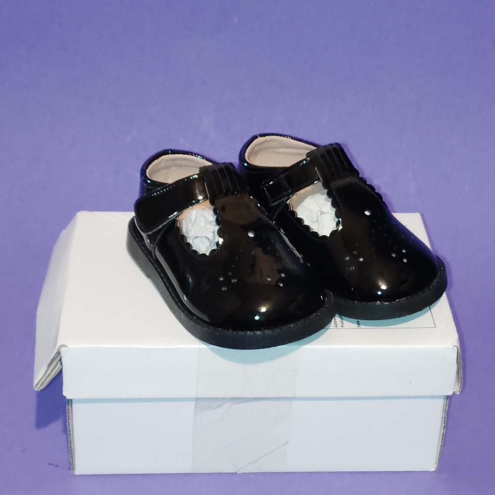 The Birdie Leather T-Strapsize 4.5  Mary Jane by Dollhouse is a stylish and comf